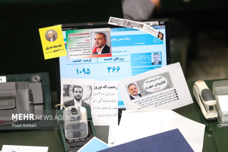 تکیه دوباره قالیباف بر کرسی ریاست؛ بهارستان زیر سایه تراکت‌های رنگارنگ