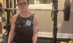 اعتراض به استانداردهای زیبای بدنسازی/ این جوان ۱۹ ساله لقب مرد کول گرفته/ عکس