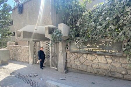 عراقچی از کتابخانه تخصصی وزارت خارجه پس از حمله صهیونیست‌ها بازدید کرد