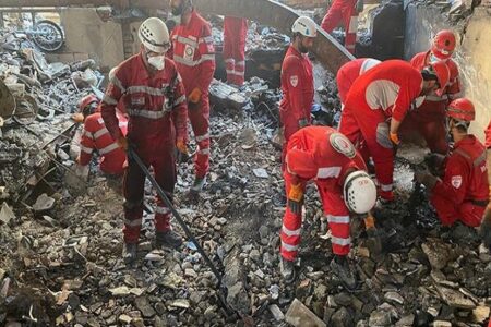 ادامه جست‌وجوی مفقودین زیر آوار با تلاش بی‌وقفه امدادگران هلال‌احمر