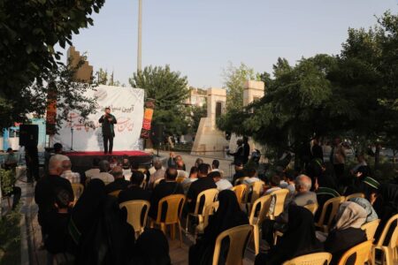 اهتزاز پرچم حسینی در آئین سیاه‌پوشان میدان نبوت تهران