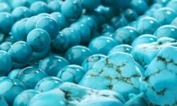 فیروزه در فرهنگ و ادب فارسی، ماجرای کمک رستم به بیژن با نگین فیروزه‌اش