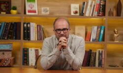 معیار انقلابی بودن در طنز، تند بودن نیست/ کله‌هایی با بوی قورمه‌سبزی!