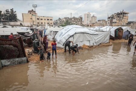 غزه زیر باران و محاصره؛ چادرهای آوارگان فلسطینی غرق شد