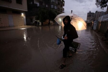 زمستان سخت غزه؛ چادرها در سیلاب فرو می‌روند