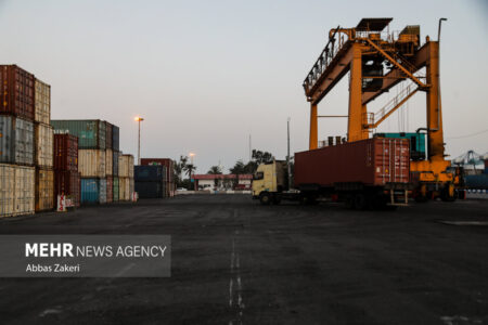 تخلیه موفق دو نگله فوق‌سنگین در اسکله ۳۵ بندر شهید رجایی