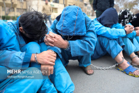 کشف سلاح و ملزومات بمب‌سازی از مخفیگاه اغتشاشگران در تهران+ فیلم