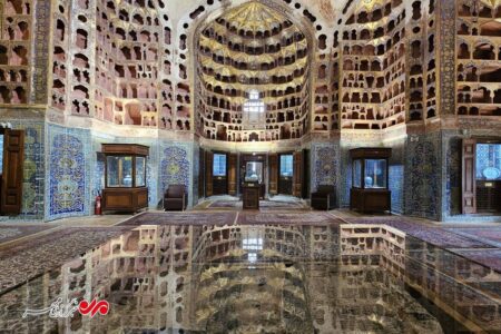 گشتی در بقعه شیخ صفیالدین اردبیلی؛ روایت خرقه و کاغذ دیواری طلایی