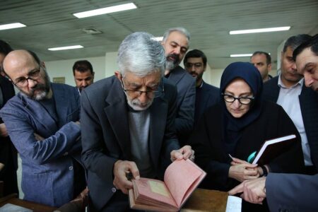 بازدید غلامعلی حداد عادل از گنجینه سازمان اسناد و کتابخانه ملی ایران